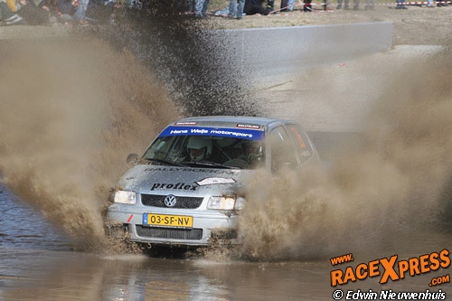 Hans Weijs Junior spetterend door de waterbak